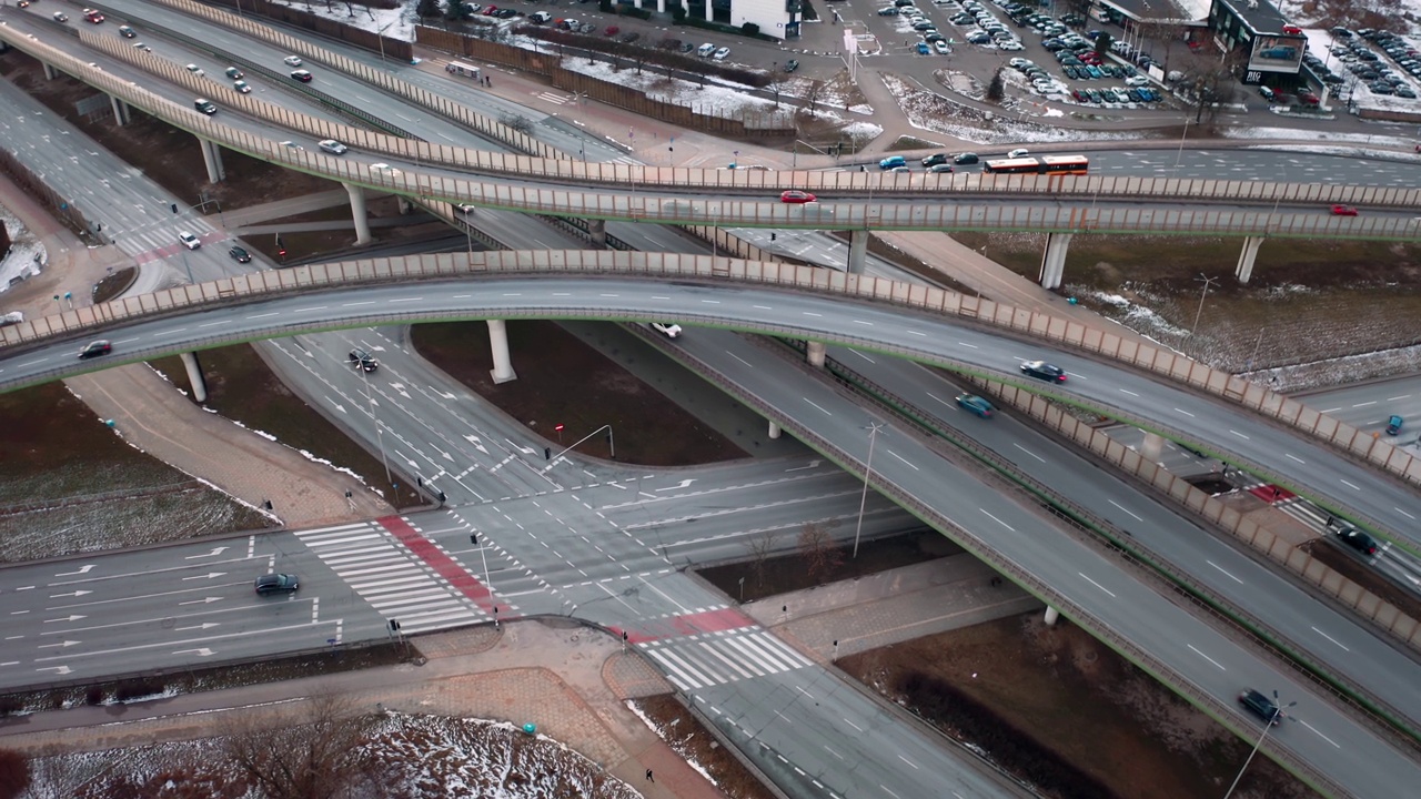 冬季夜晚空中立交桥交通拥堵立交道路，无人机拍摄现代城市道路交叉口的俯视图。许多汽车行驶在繁忙的交叉公路。高速公路、圆路视频素材