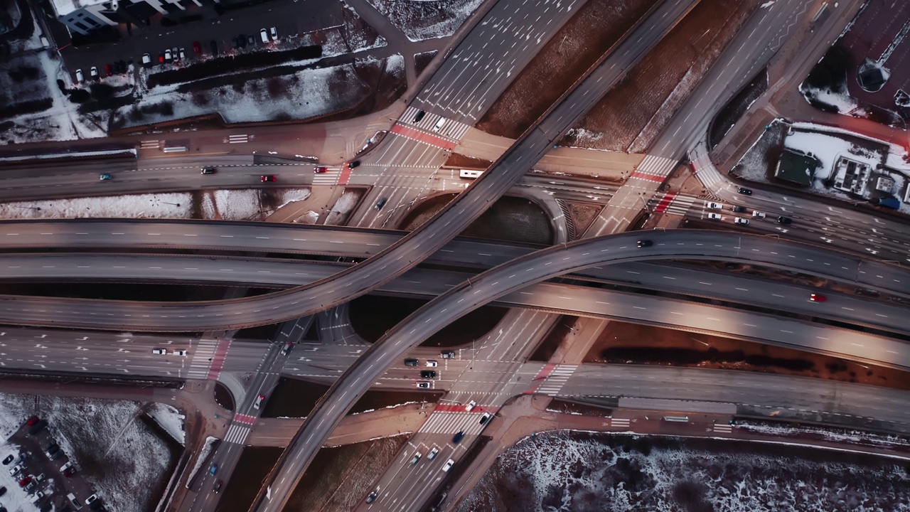 冬季夜晚空中立交桥交通拥堵立交道路，无人机拍摄现代城市道路交叉口的俯视图。许多汽车行驶在繁忙的交叉公路。高速公路、圆路视频素材