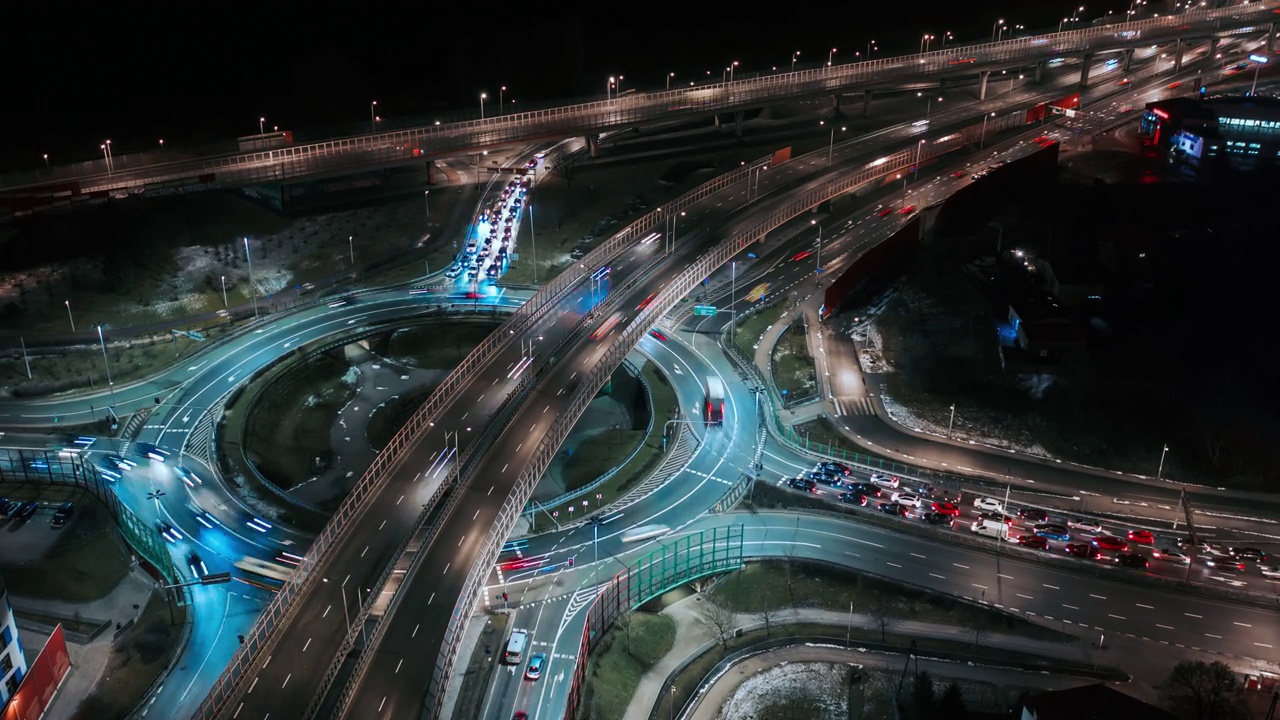 无人机延时汽车交通堵塞环行立交道路夜间，俯视图交叉口公路交叉口夜间。时间推移汽车行驶繁忙的十字路口快速运动视频素材