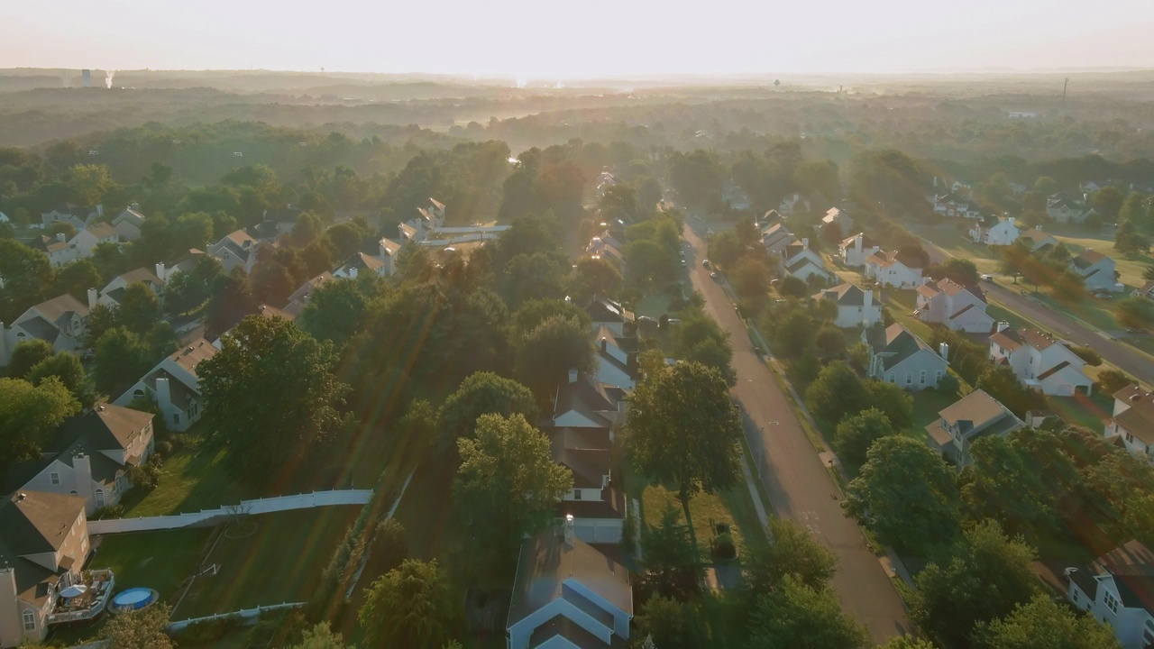 在美国新泽西州的东布伦瑞克镇的郊区住宅复杂的住宅街道上，空中屋顶可以观赏日出景观视频素材