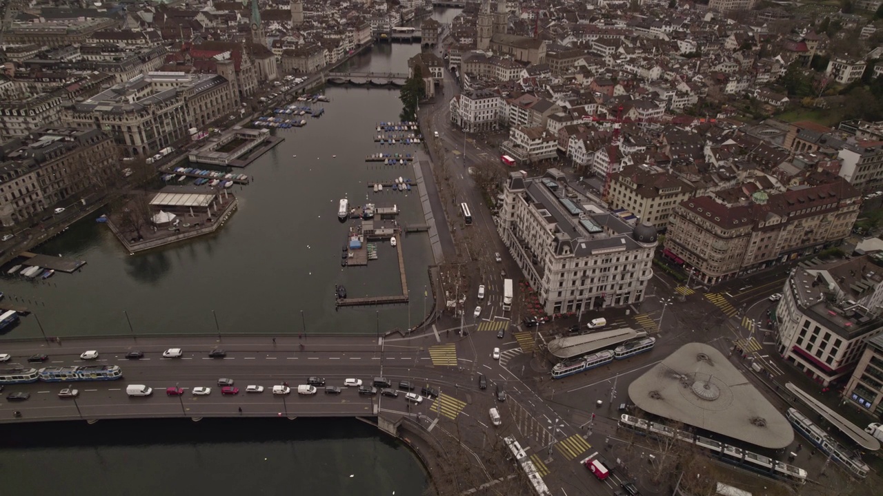 鸟瞰贝尔维尤广场(Bellevue Square)、Zürich湖(Lake Zürich)、利马特河(River Limmat)和中世纪古城Zürich，这是一个春雨绵绵的日子，空气中弥漫着撒哈拉的沙尘。视频素材