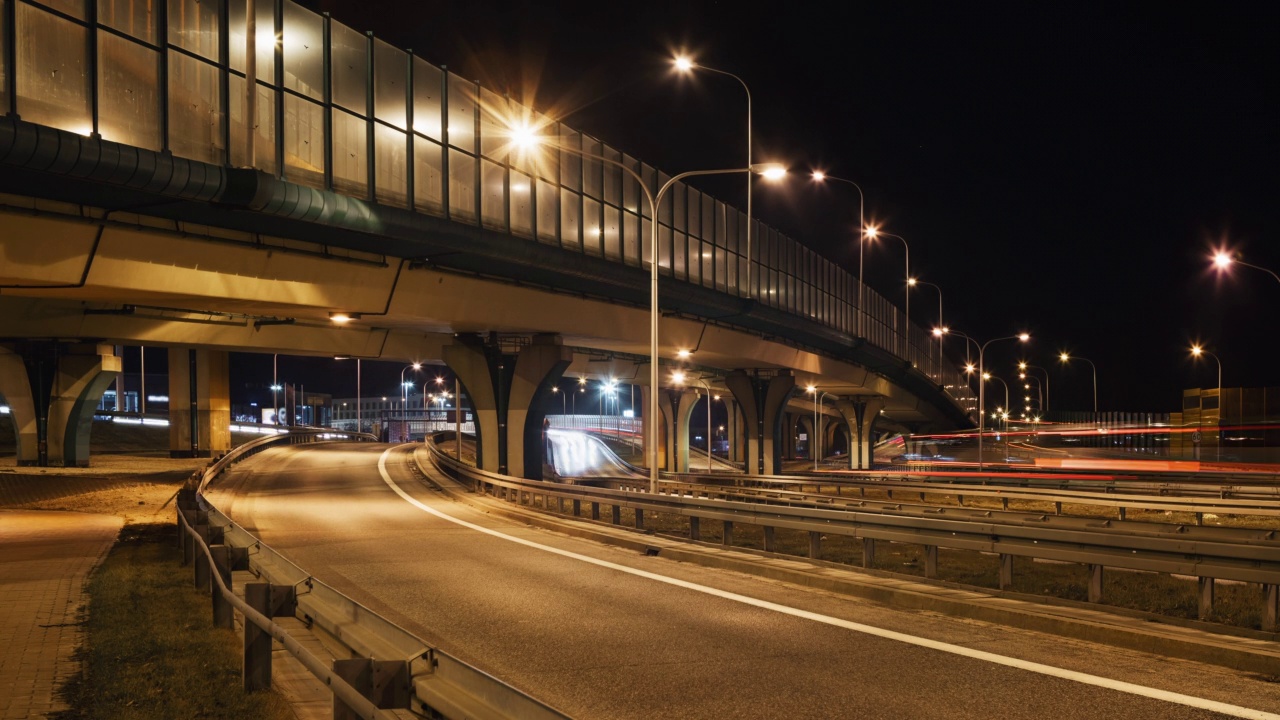 夜晚大城市的汽车交通、道路交叉口、高速公路延时。广角时间间隔汽车行驶在繁忙的立交十字路口快速运动。光线轨迹。交通基础设施发展视频素材