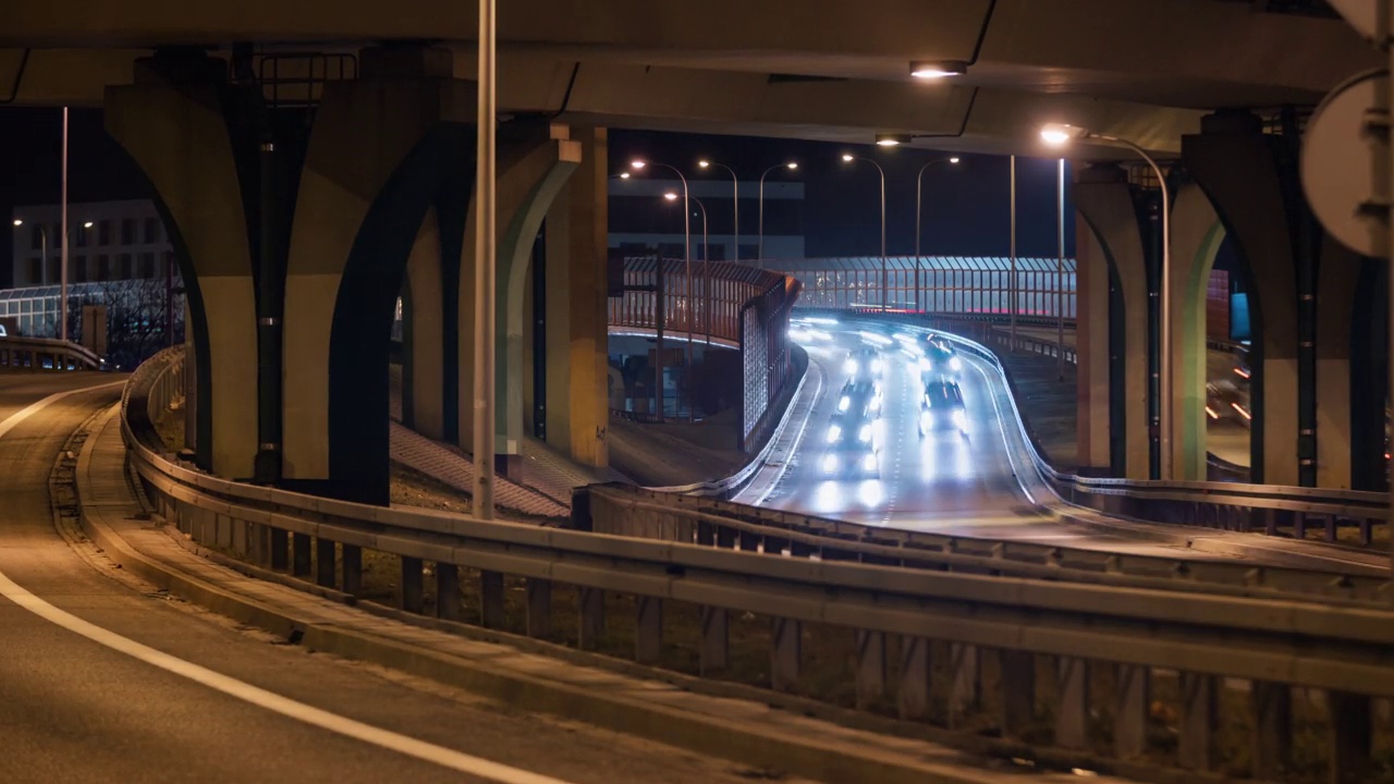 夜晚大城市的汽车交通、道路交叉口、高速公路延时。穿梭在繁忙的多层立交十字路口的车辆。交通基础设施发展视频素材