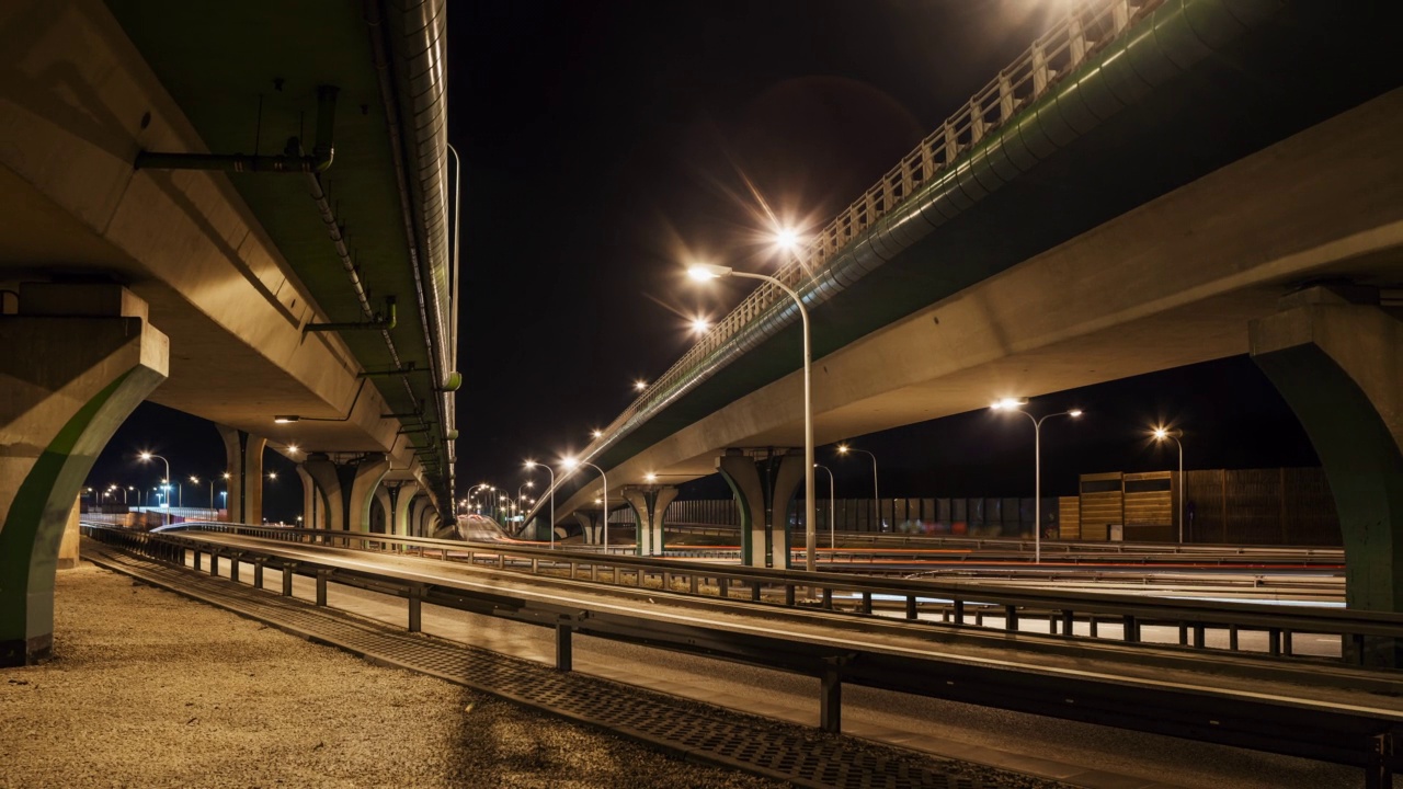 夜晚大城市的汽车交通、道路交叉口、高速公路延时。广角时间间隔汽车在繁忙的多层立交十字路口快速行驶。交通基础设施发展视频素材