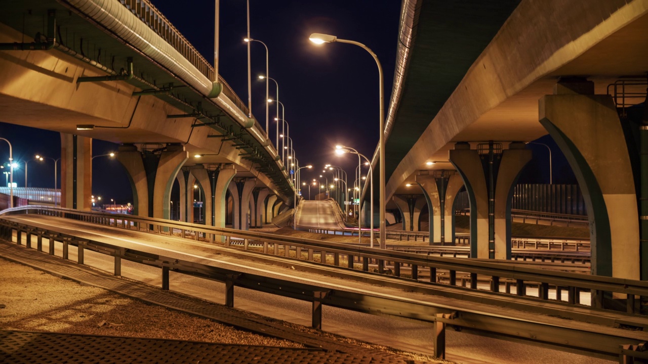 夜晚大城市的汽车交通、道路交叉口、高速公路延时。广角时间间隔汽车行驶在繁忙的立交十字路口快速运动。光线轨迹。交通基础设施发展视频素材