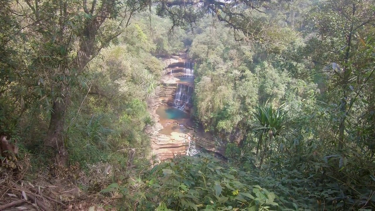 自然三层瀑布从山顶的森林在天从山顶角度落下视频素材