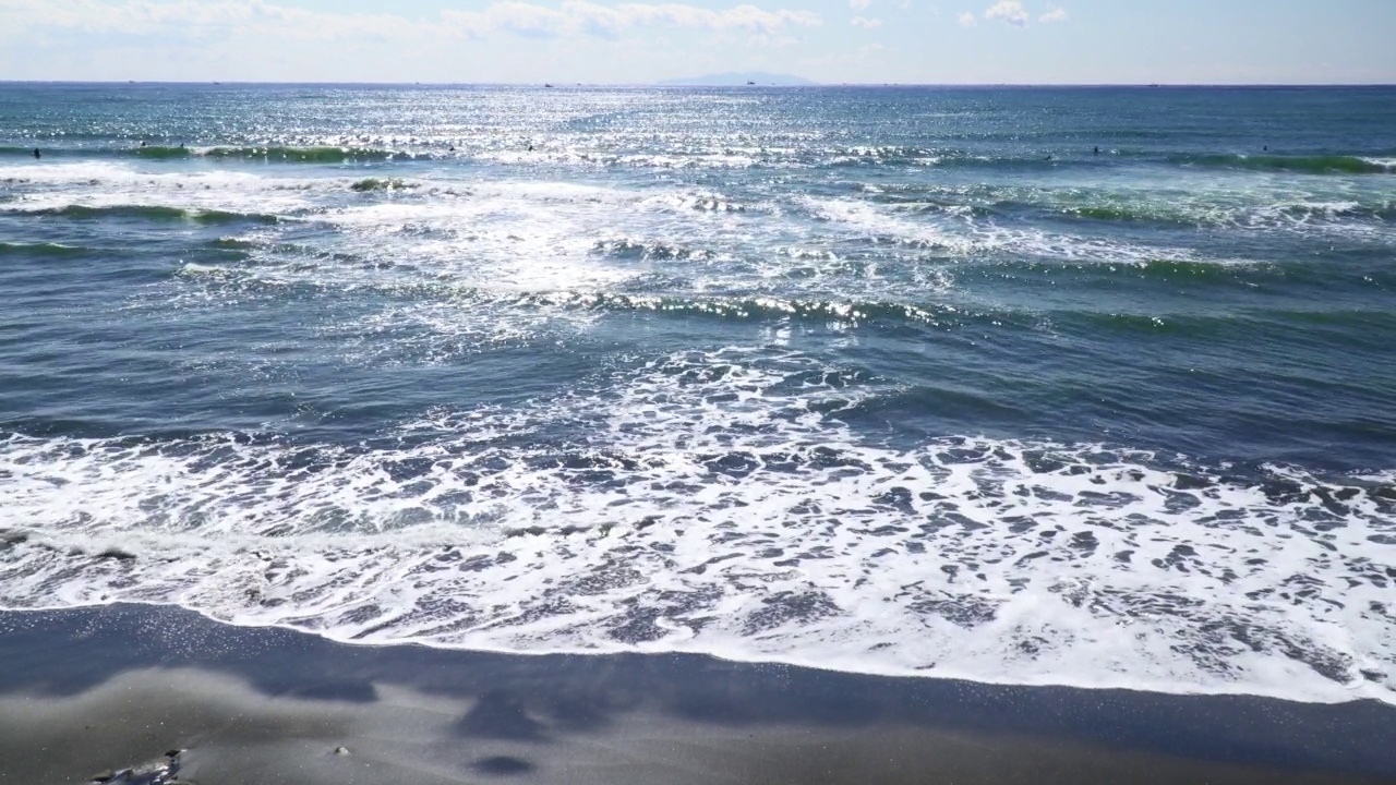 海浪拍打着海滩视频素材