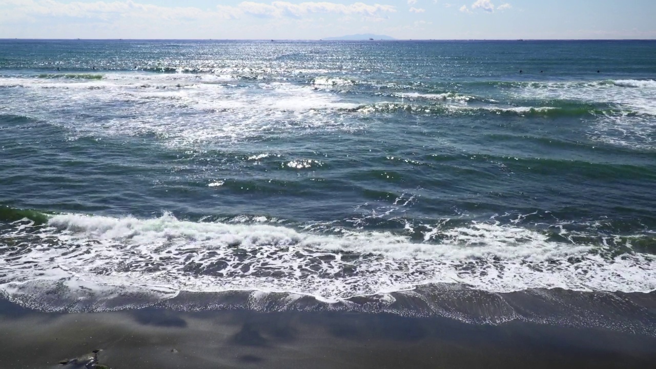 海浪拍打着海滩视频素材