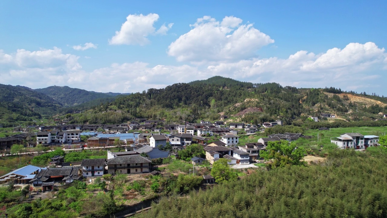 在山谷里美丽的村庄里，视频素材