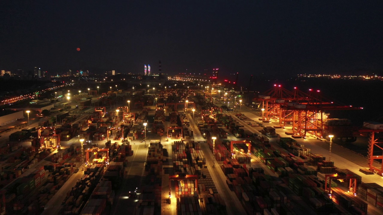 夜间灯火通明的商业集装箱码头视频素材画面2