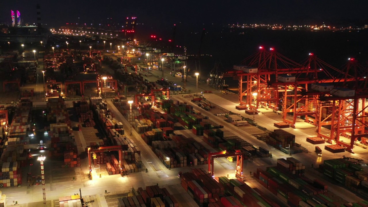 一段航拍的集装箱码头视频视频素材画面1