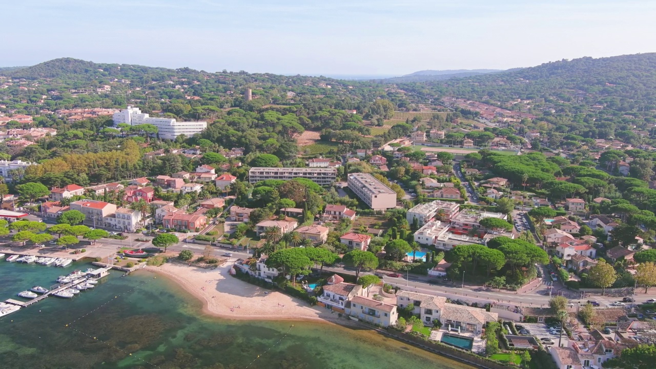 圣特罗佩(法国):在法国里维埃拉的著名城市圣特罗佩(Les Voiles de Saint-Tropez)划船比赛期间的鸟瞰图，地中海——从上方俯瞰欧洲的景观全景视频素材