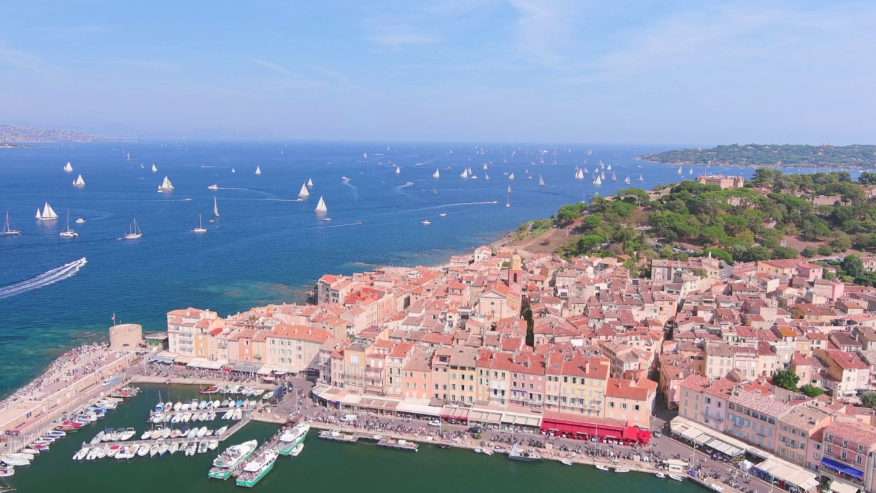 圣特罗佩(法国):在法国里维埃拉的著名城市圣特罗佩(Les Voiles de Saint-Tropez)划船比赛期间的鸟瞰图，地中海——从上方俯瞰欧洲的景观全景视频素材