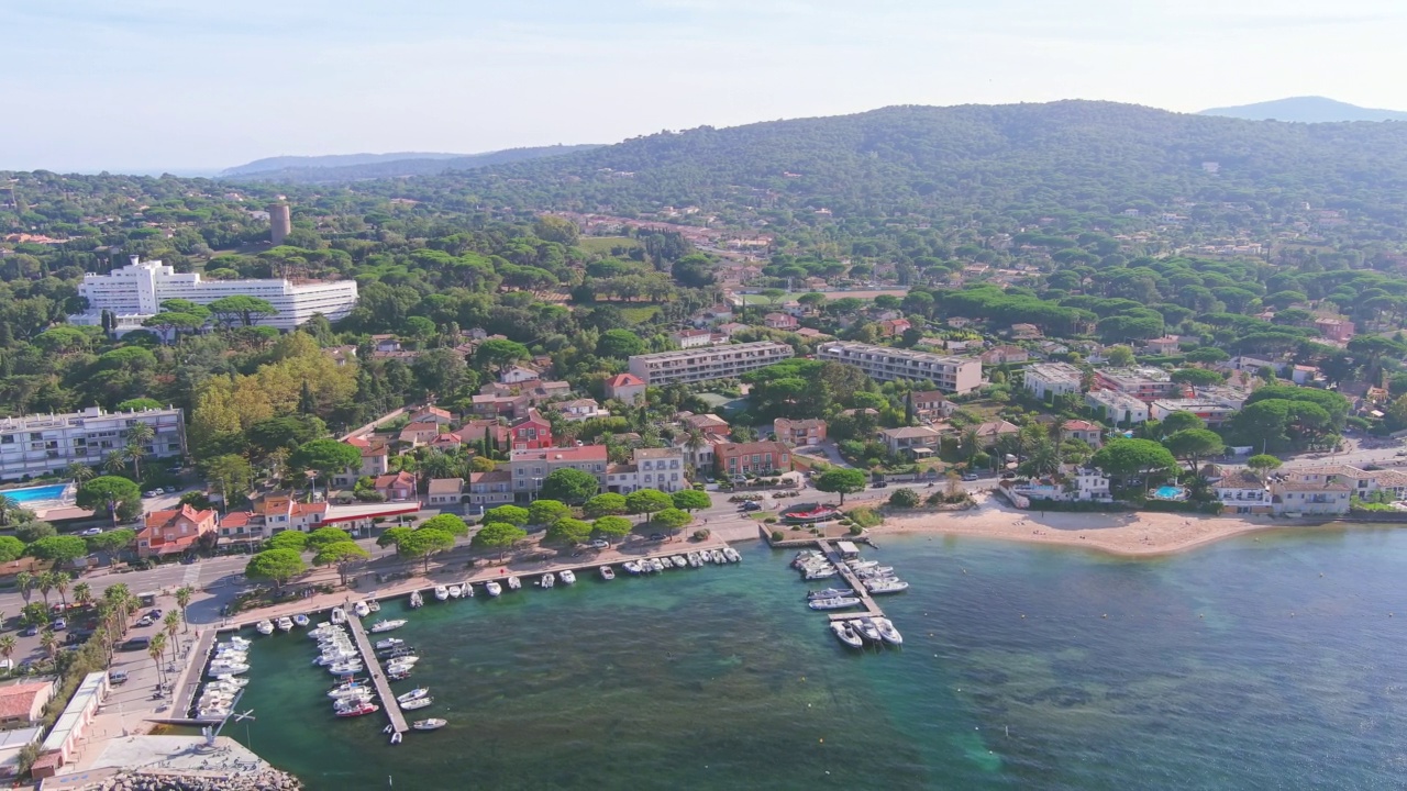 圣特罗佩(法国):在法国里维埃拉的著名城市圣特罗佩(Les Voiles de Saint-Tropez)划船比赛期间的鸟瞰图，地中海——从上方俯瞰欧洲的景观全景视频素材