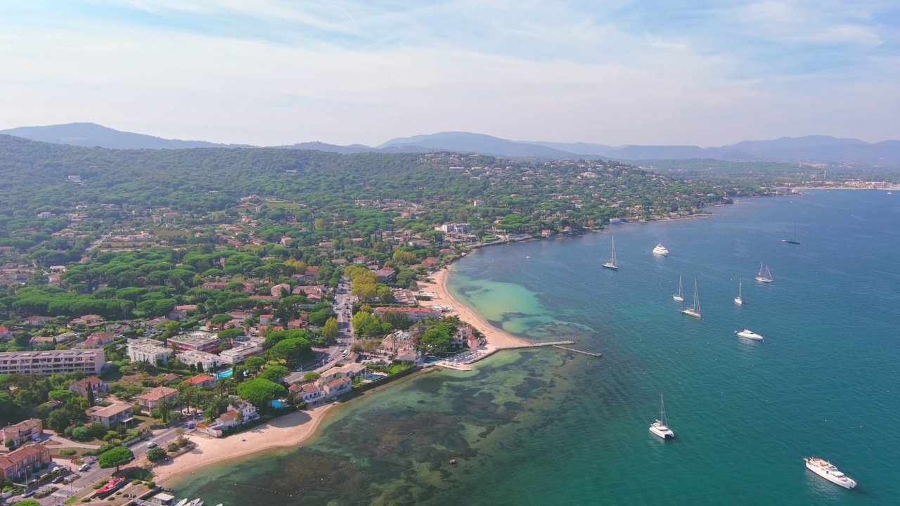 圣特罗佩(法国):在圣特罗佩(Les Voiles de Saint-Tropez)帆船赛期间，俯瞰法国里维埃拉著名城市的鸟瞰图视频素材