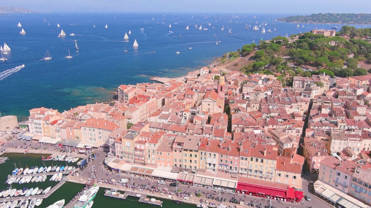 圣特罗佩(法国):在法国里维埃拉的著名城市圣特罗佩(Les Voiles de Saint-Tropez)划船比赛期间的鸟瞰图，地中海——从上方俯瞰欧洲的景观全景视频素材