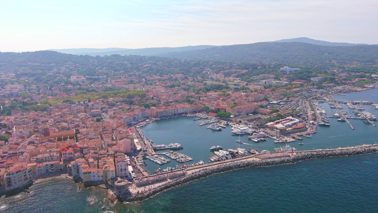 圣特罗佩(法国):在法国里维埃拉的著名城市圣特罗佩(Les Voiles de Saint-Tropez)划船比赛期间的鸟瞰图，地中海——从上方俯瞰欧洲的景观全景视频素材