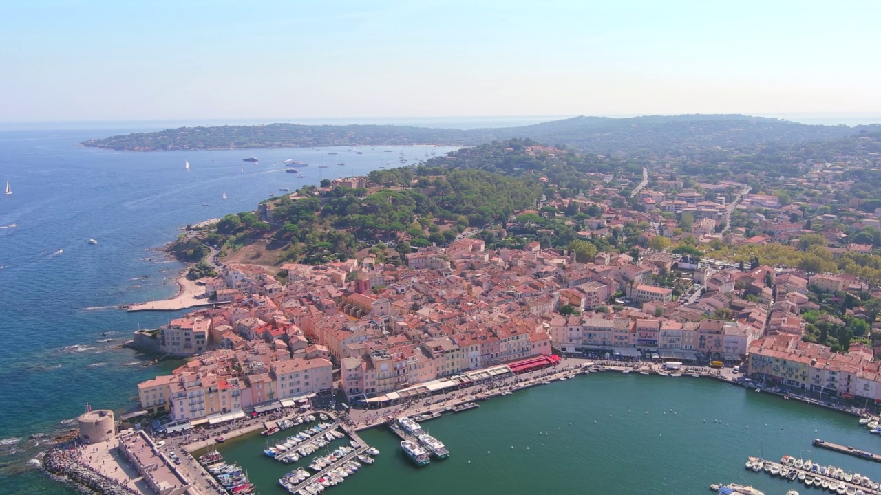 圣特罗佩(法国):在法国里维埃拉的著名城市圣特罗佩(Les Voiles de Saint-Tropez)划船比赛期间的鸟瞰图，地中海——从上方俯瞰欧洲的景观全景视频素材