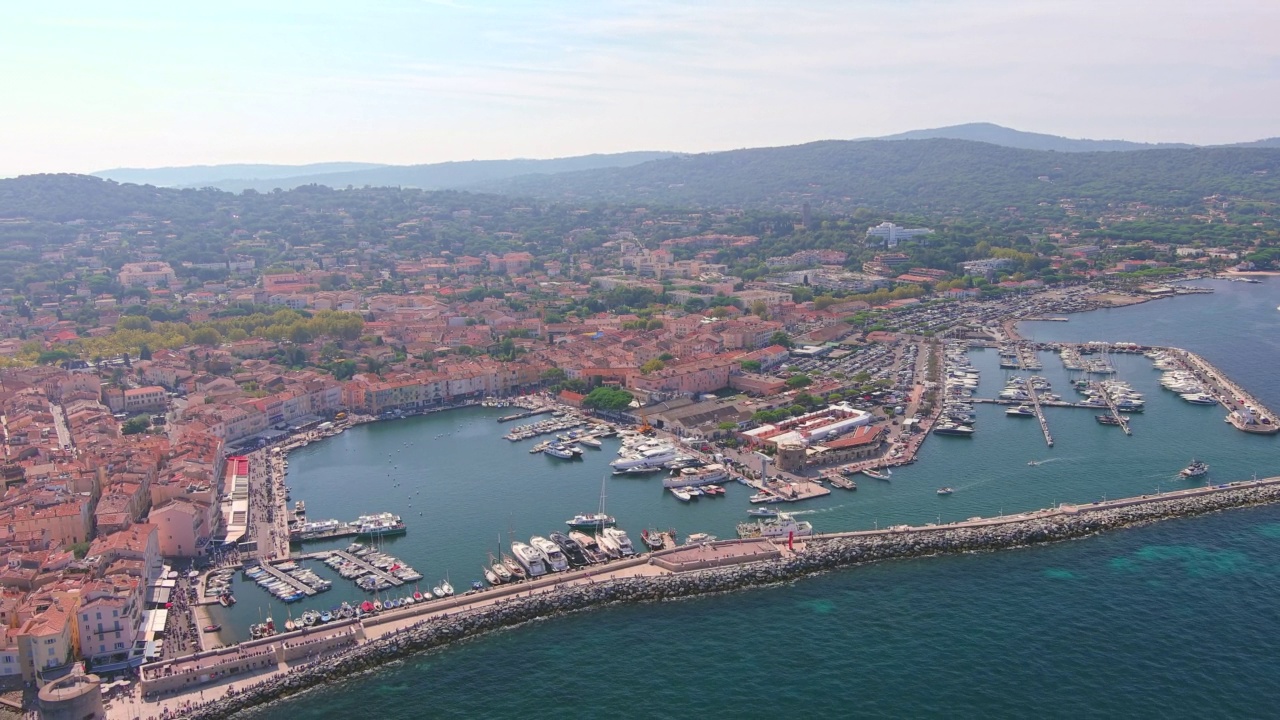 圣特罗佩(法国):在法国里维埃拉的著名城市圣特罗佩(Les Voiles de Saint-Tropez)划船比赛期间的鸟瞰图，地中海——从上方俯瞰欧洲的景观全景视频素材