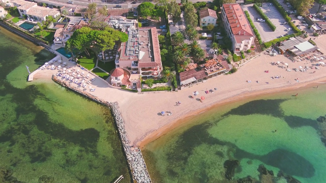 圣特罗佩(法国):在圣特罗佩(Les Voiles de Saint-Tropez)帆船赛期间，俯瞰法国里维埃拉著名城市的鸟瞰图视频素材