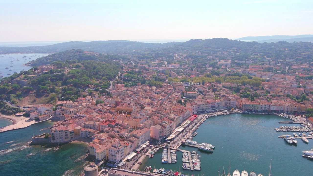 圣特罗佩(法国):在法国里维埃拉的著名城市圣特罗佩(Les Voiles de Saint-Tropez)划船比赛期间的鸟瞰图，地中海——从上方俯瞰欧洲的景观全景视频素材