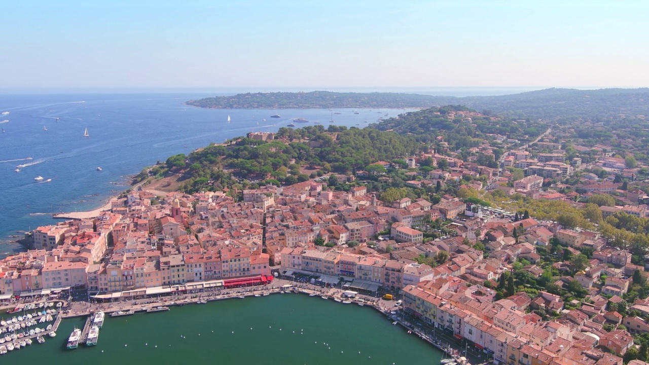 圣特罗佩(法国):在法国里维埃拉的著名城市圣特罗佩(Les Voiles de Saint-Tropez)划船比赛期间的鸟瞰图，地中海——从上方俯瞰欧洲的景观全景视频素材