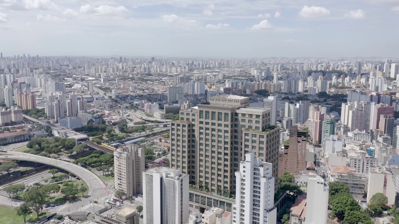 市中心鸟瞰图São Paulo，靠近Dom Pedro公园，市中心鸟瞰图São Paulo, Antônio前景中的中岛高架桥视频素材