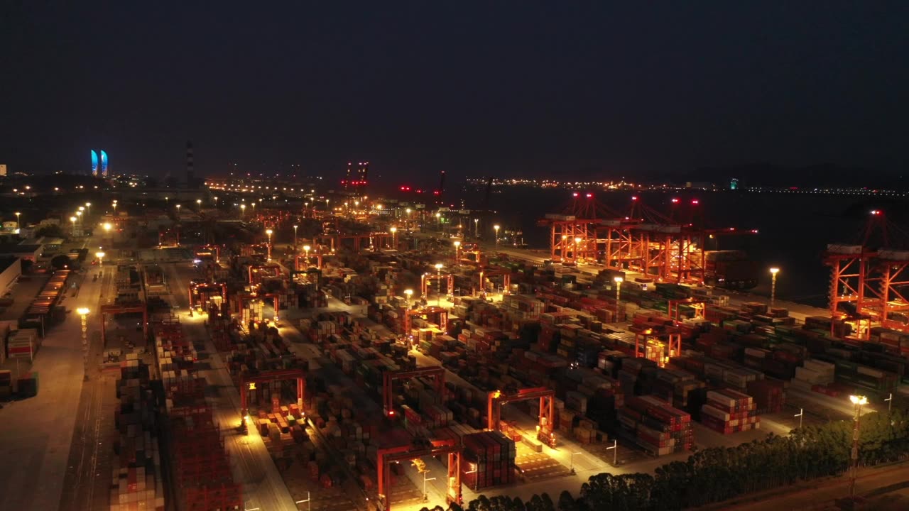夜间灯火通明的商业集装箱码头视频素材画面1