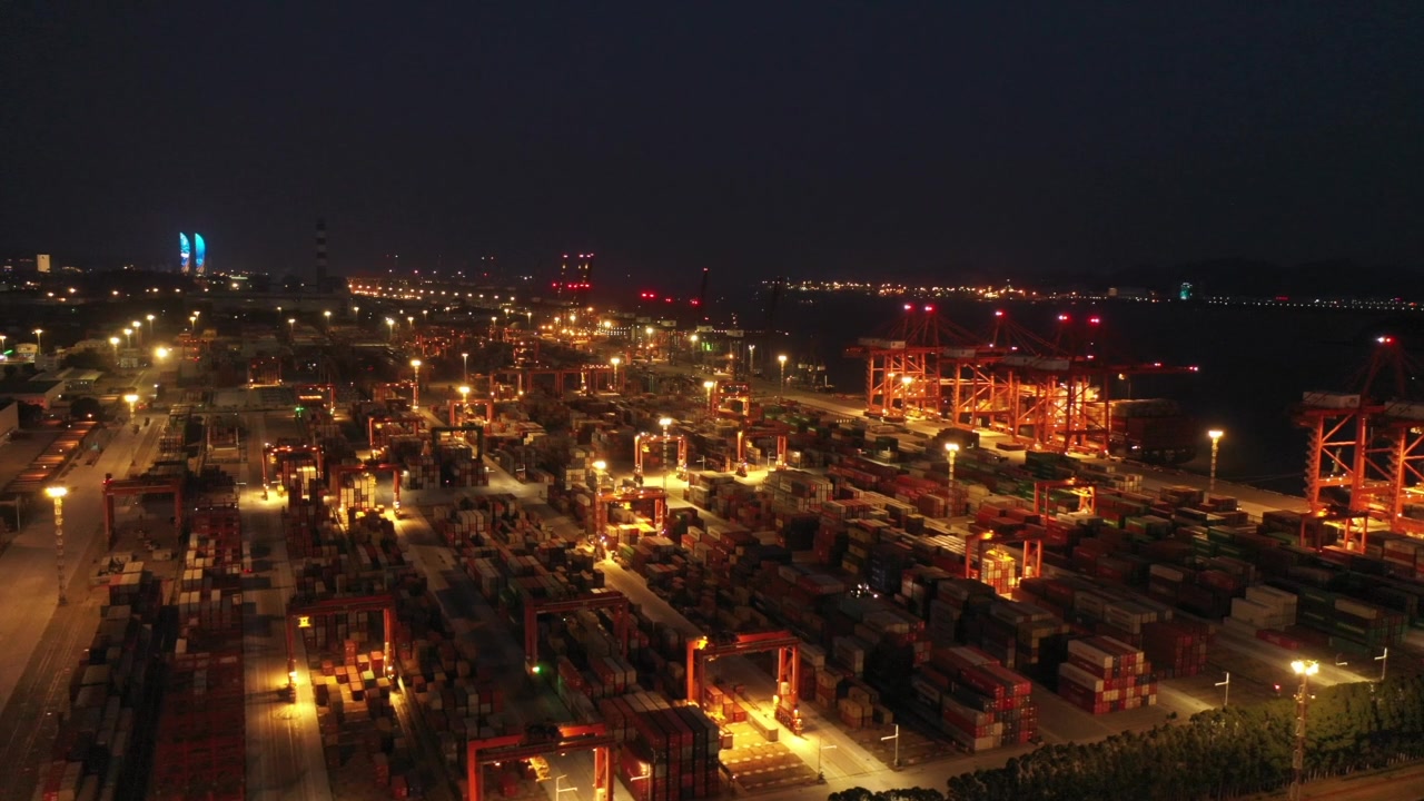 夜间灯火通明的商业集装箱码头视频素材画面2