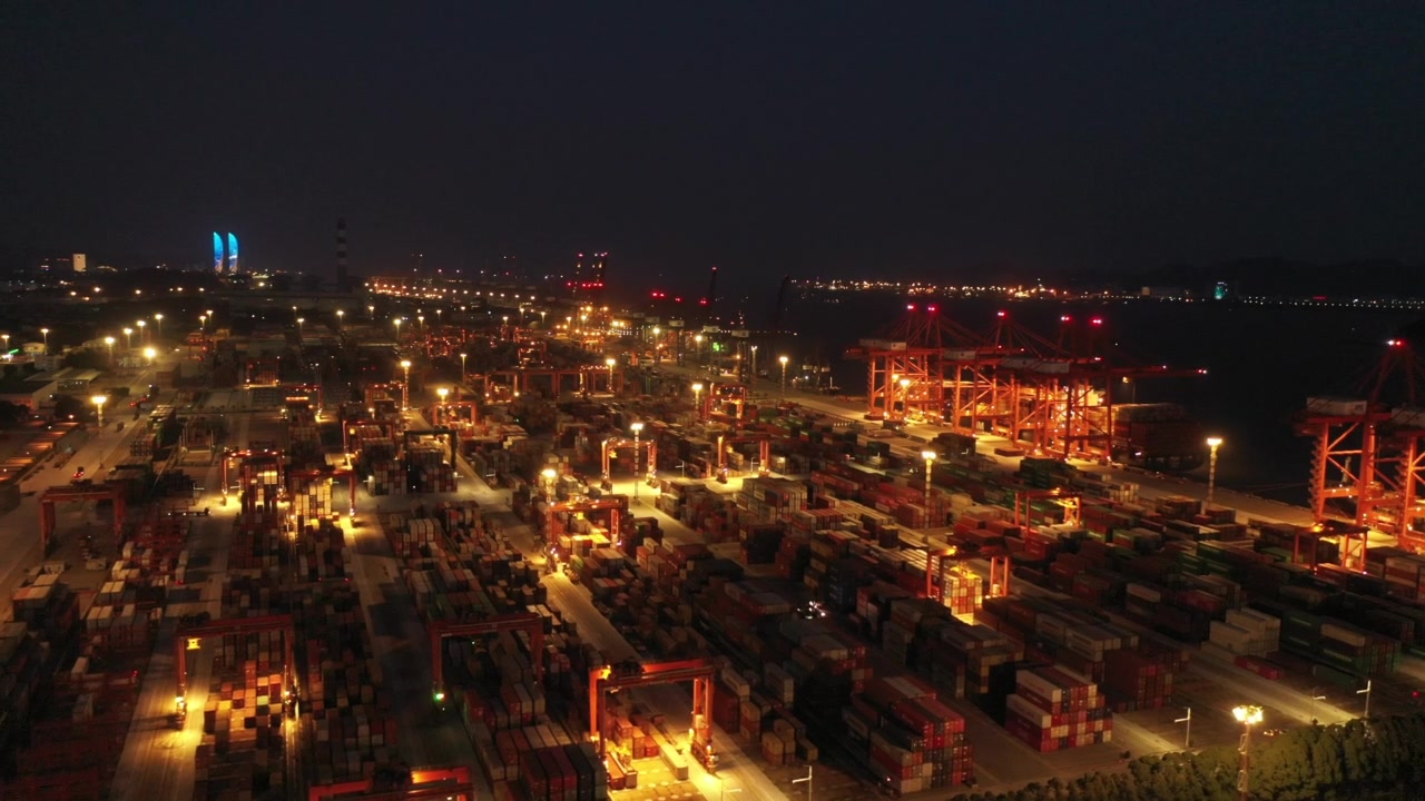夜间灯火通明的商业集装箱码头视频素材画面3