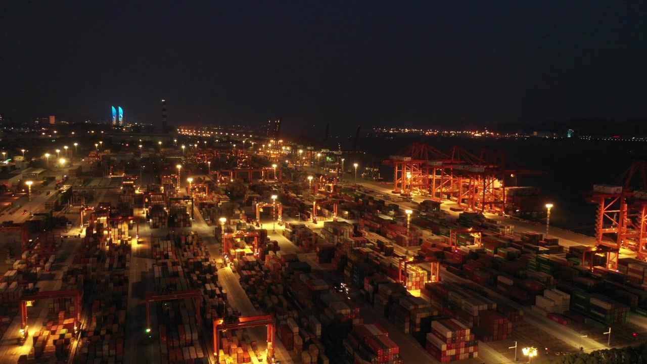 夜间灯火通明的商业集装箱码头视频素材画面4