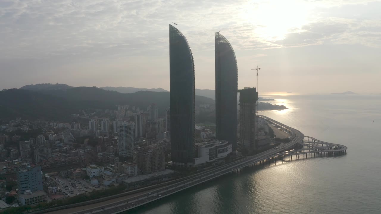 现代沿海城市航拍视频素材画面1