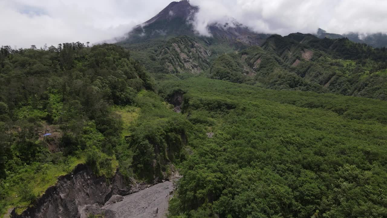 印尼默拉皮山的鸟瞰图，天空晴朗视频素材