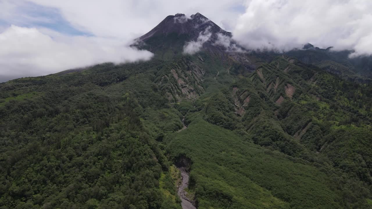 印尼默拉皮山的鸟瞰图，天空晴朗视频素材