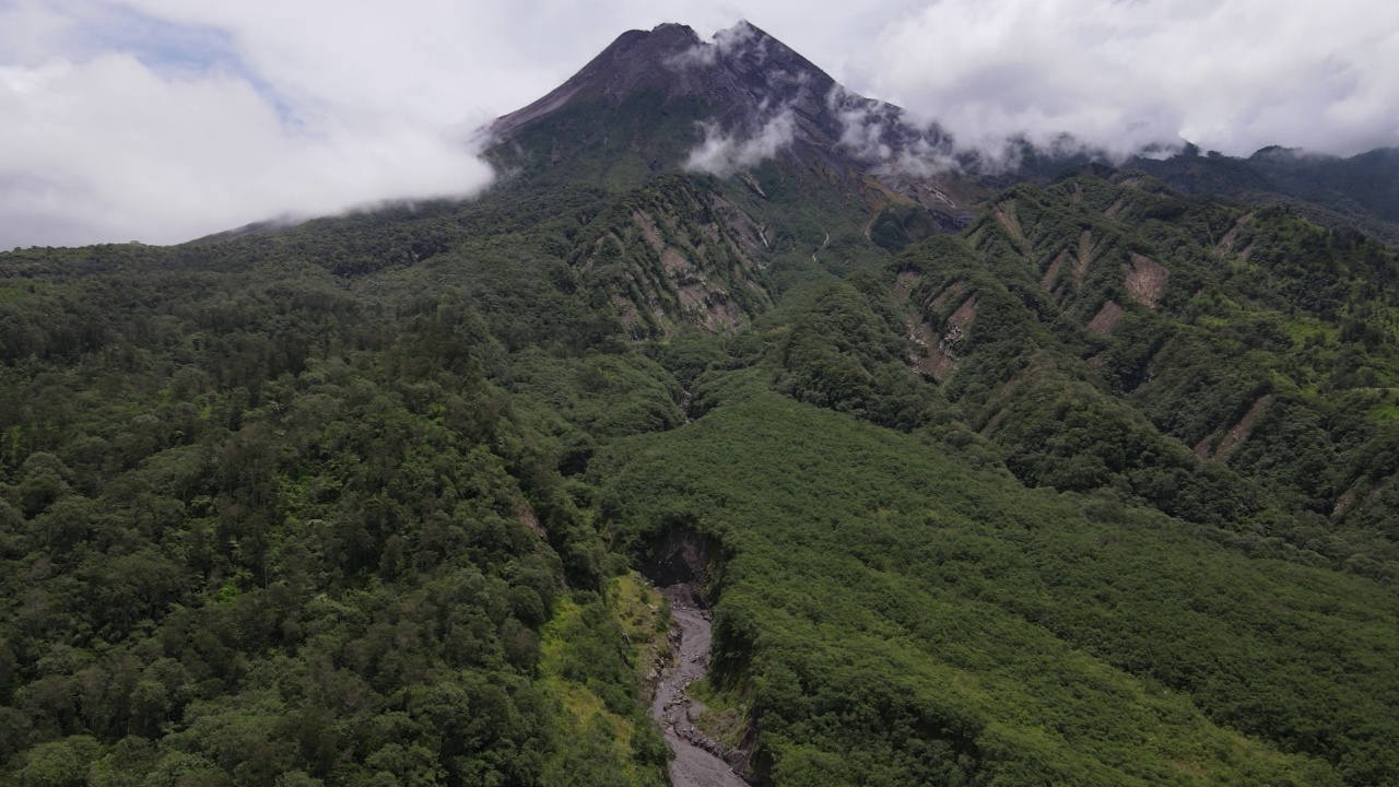 印尼默拉皮山的鸟瞰图，天空晴朗视频素材