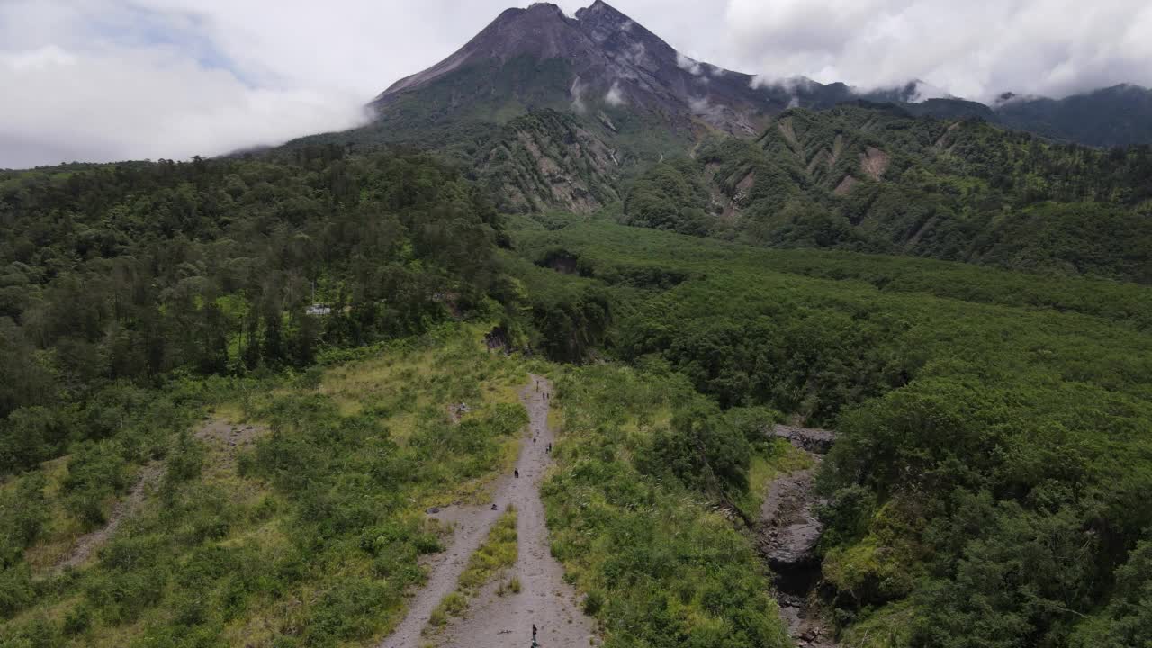 印尼默拉皮山的鸟瞰图，天空晴朗视频素材