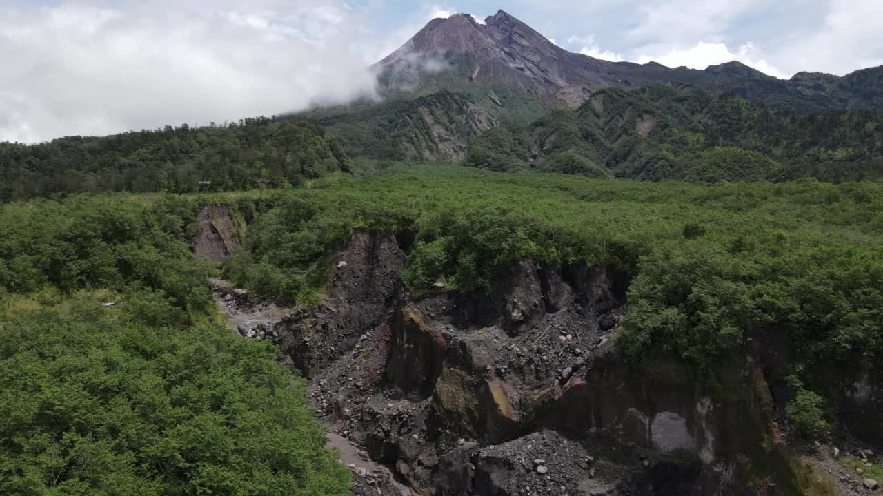 印尼默拉皮山的鸟瞰图，天空晴朗视频素材