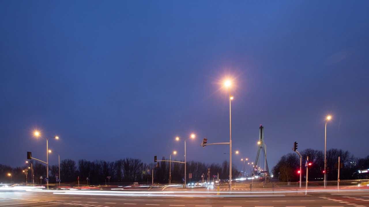 夜晚城市道路上广角延时交通堵塞。时间推移，高峰期繁忙的十字路口由桥面巷道。汽车在晚上。灯光在快速运动视频素材