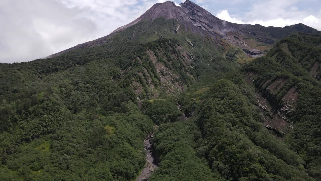 印尼默拉皮山的鸟瞰图，天空晴朗视频素材