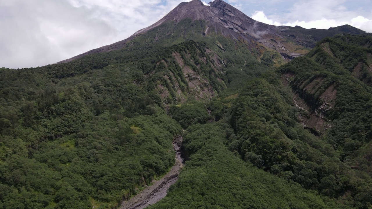 印尼默拉皮山的鸟瞰图，天空晴朗视频素材