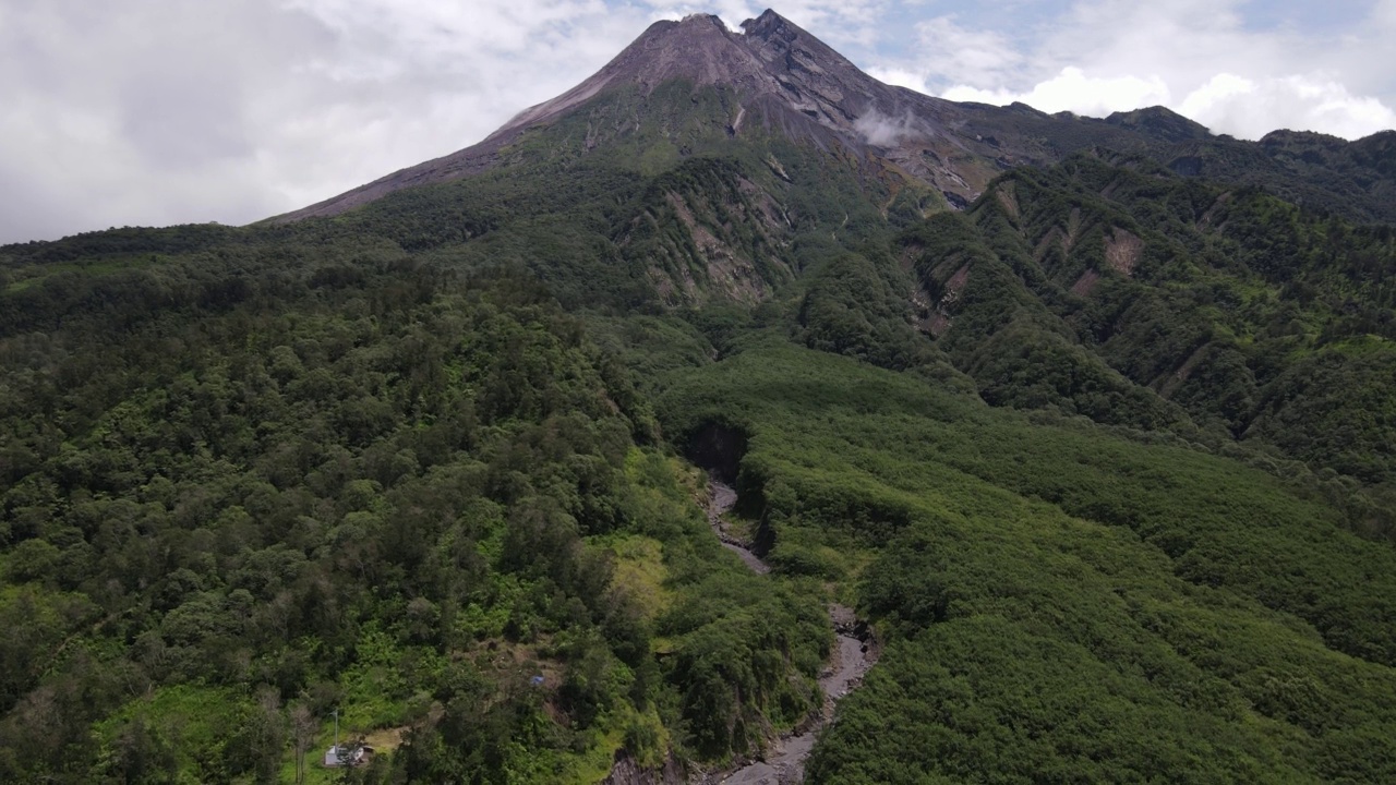 印尼默拉皮山的鸟瞰图，天空晴朗视频素材