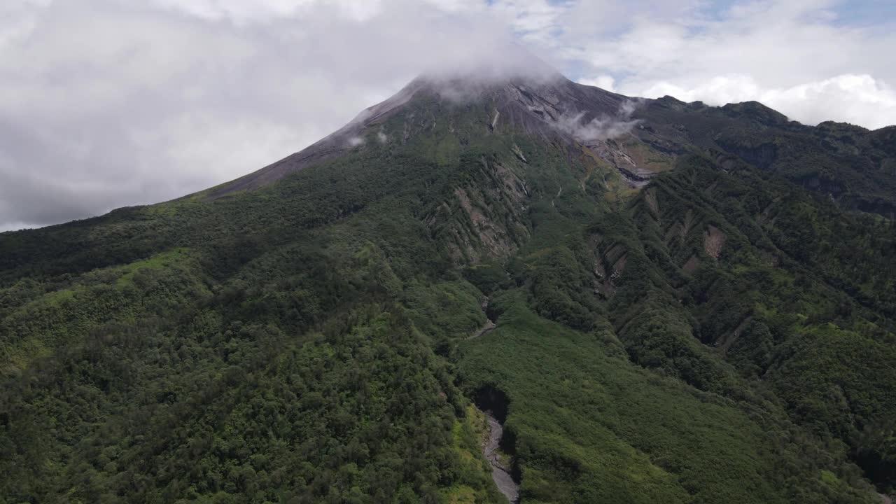 印尼默拉皮山的鸟瞰图，天空晴朗视频素材