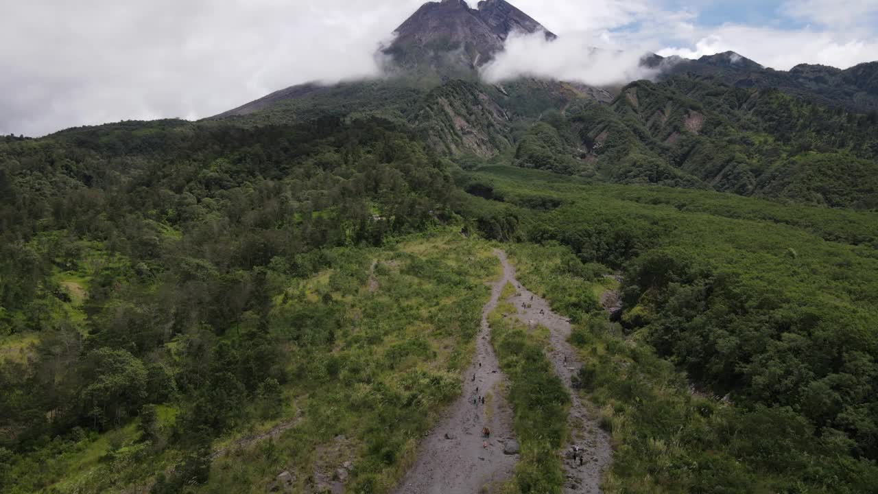 印尼默拉皮山的鸟瞰图，天空晴朗视频素材