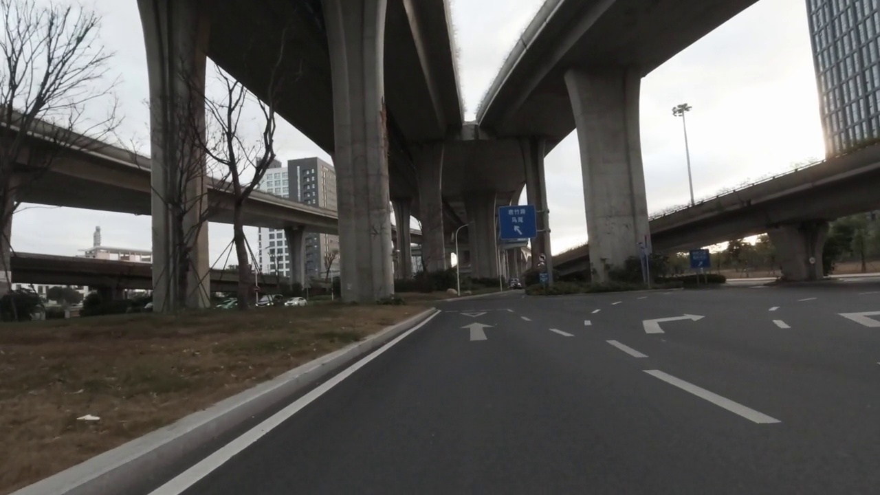 在行驶的车辆上俯瞰前方城市沥青桥道路景观视频素材