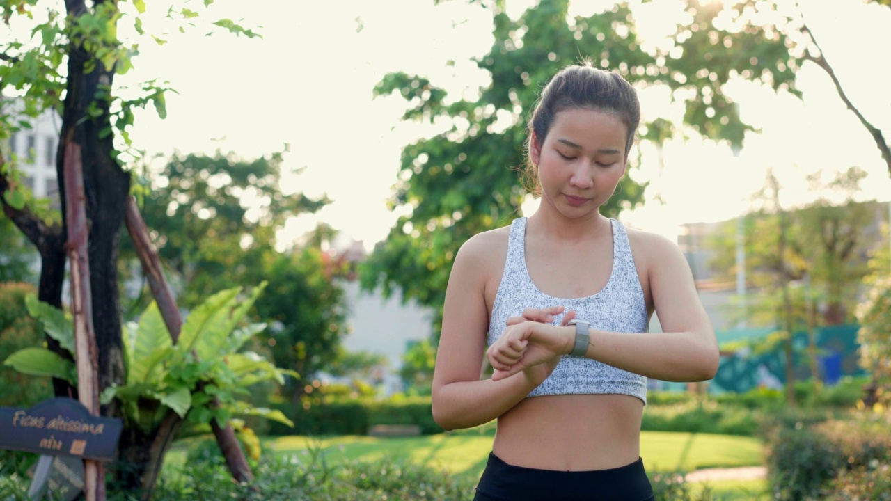 亚洲女性用智能手表设定运行时间视频素材