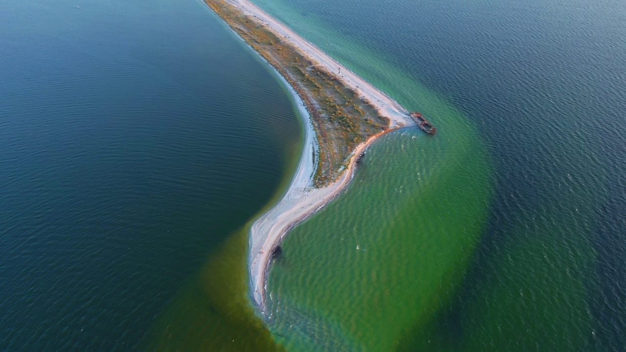 狭长地带在大海和河口之间的狭长地带视频素材