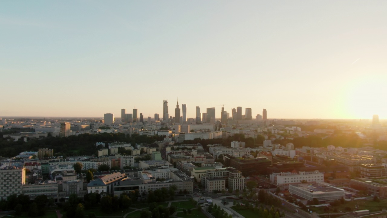 建立华沙城市天际线的空中全景图-波兰首都，欧洲视频素材