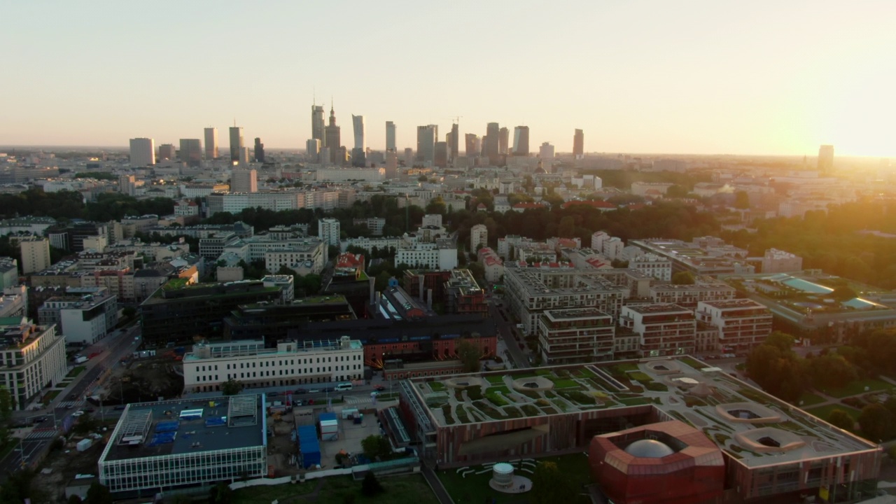 建立华沙城市天际线的空中全景图-波兰首都，欧洲视频素材