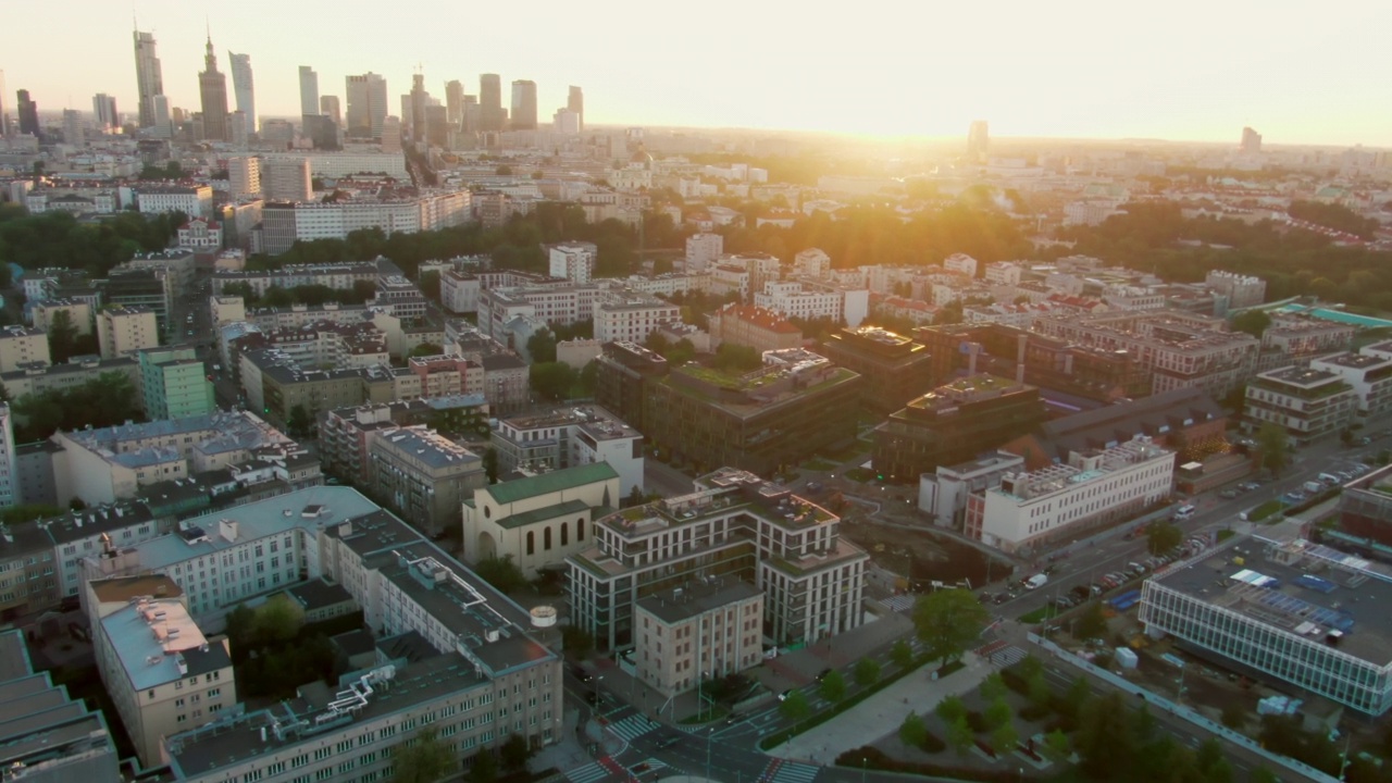 建立华沙城市天际线的空中全景图-波兰首都，欧洲视频素材