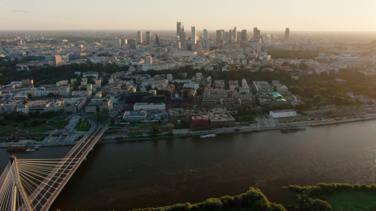 建立华沙城市天际线的空中全景图-波兰首都，欧洲视频素材